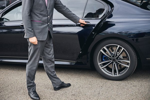 Voyager dans le luxe et dans le confort avec un chauffeur privé à Cannes