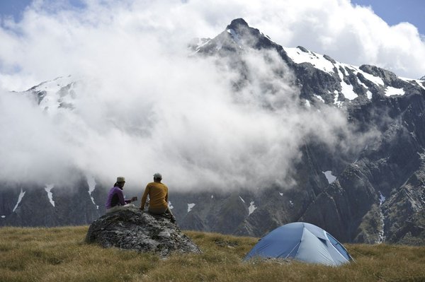 Comment organiser un camping pour une expédition de randonnée en région de collines?