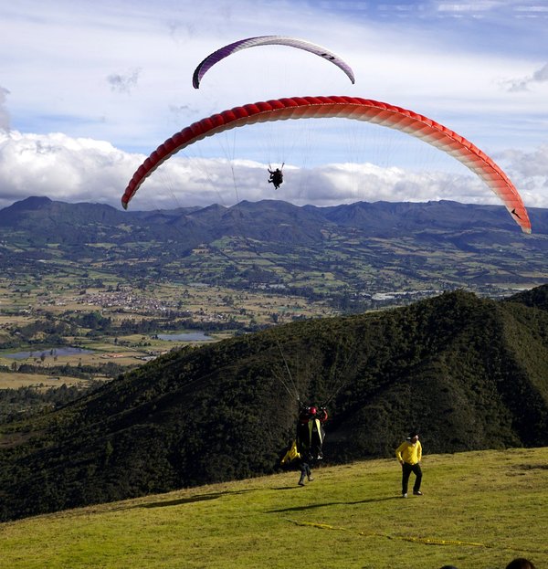 Comment organiser une expédition de parapente dans les Alpes françaises : équipements et conseils de vol ?